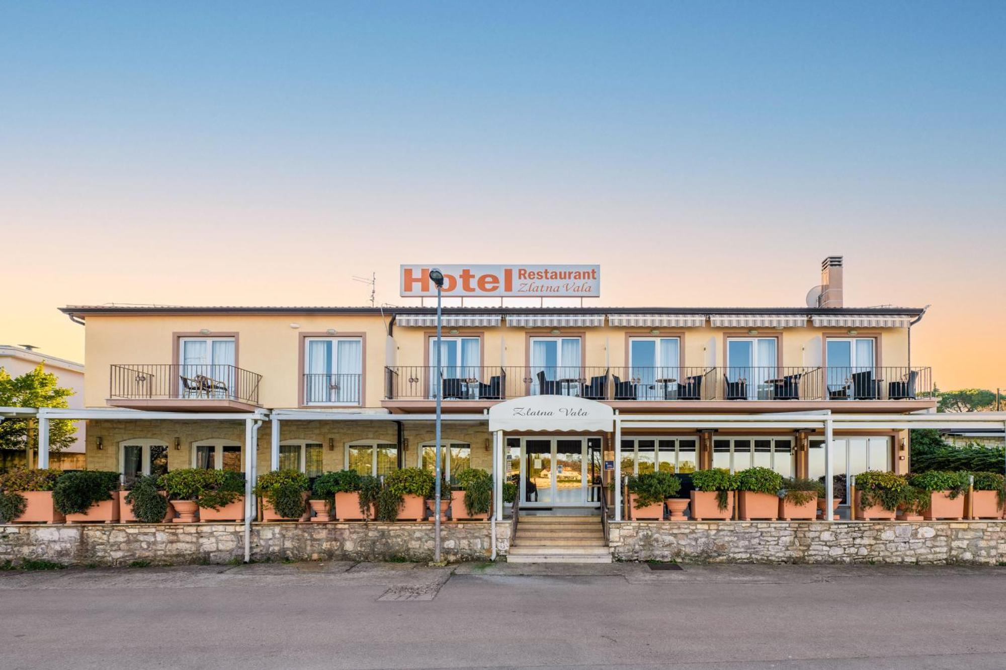 Hotel Zlatna Vala Umag Exterior photo