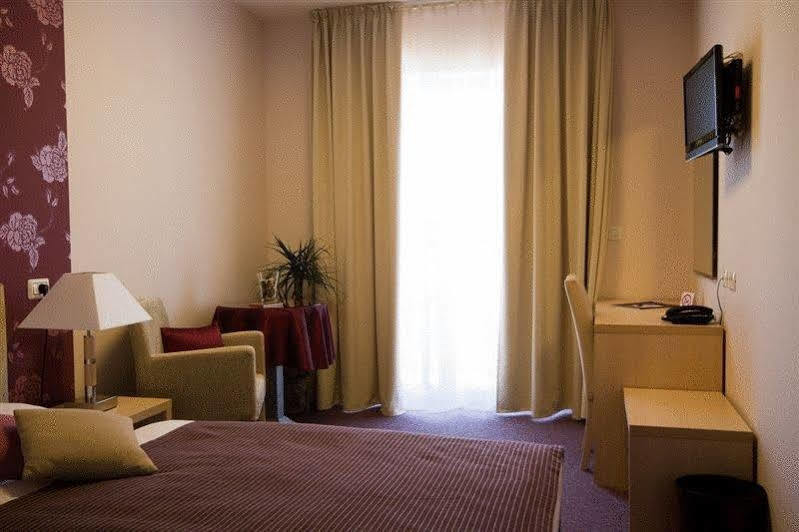 Hotel Zlatna Vala Umag Exterior photo